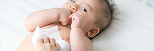 Alkohol-basiertes Desinfektionsgel? Nein! Baby-Pos reinigt man am besten mit Baby-Feuchttüchern von Nûby.